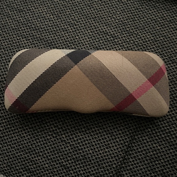 Burberry eyeglass case - Picture 3 of 8